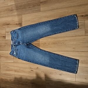 Levis (WORN ONCE) middy straight jeans size 27 length 31